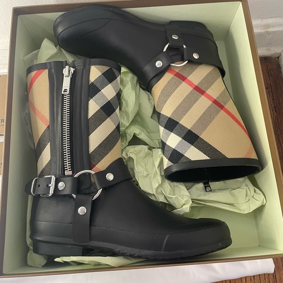 Burberry Black and Tan Plaid Rain Boots Zane vintage check harness! Worn twice!